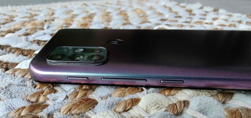 Motorola moto g30本体 パープル The low-priced mid-range smartphone Motorola Moto G30 has a big